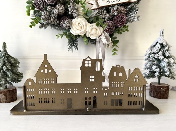 Zlatohnědý kovový svícen domečky 1