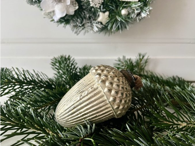 Zlatá skleněná ozdoba ve tvaru žaludu 1