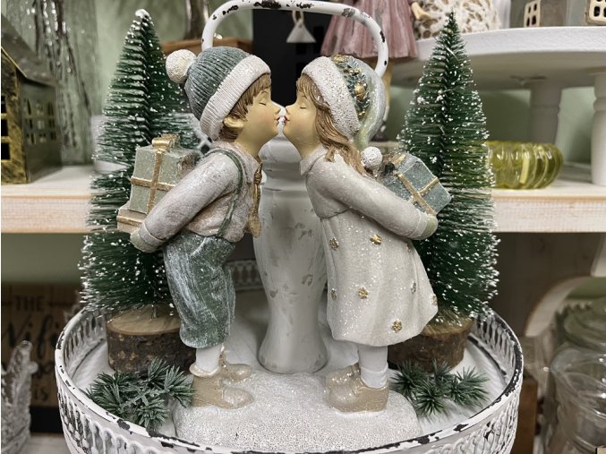 Vánoční dekorace děti s dárky dávající si pusu