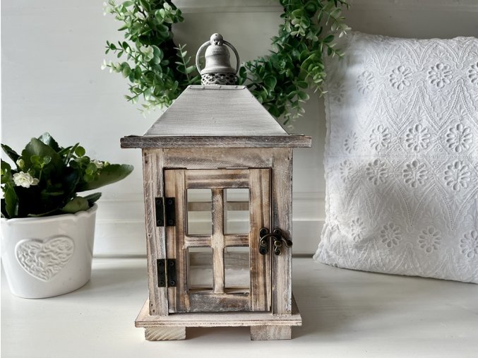 Dřevěná lucerna s šedou stříškou 2