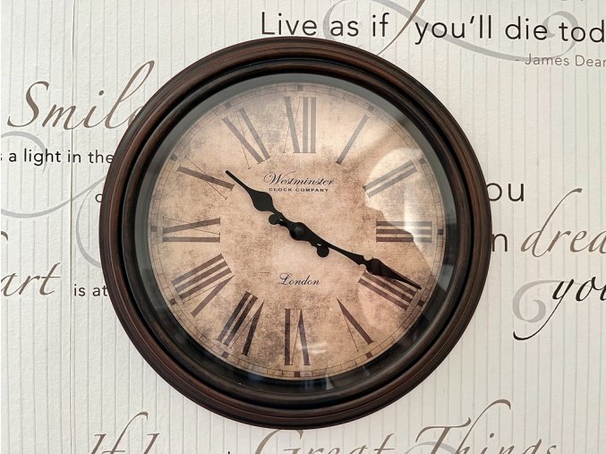 Hnědo béžové nástěnné hodiny Westminster