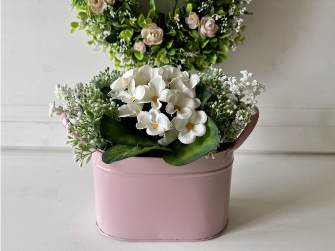 Květinová dekorace v růžové nádobě