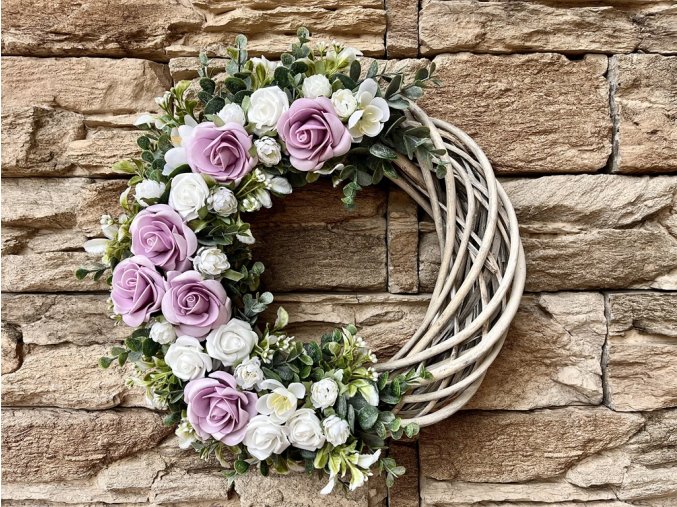 Jarní věnec s fialkovými růžemi