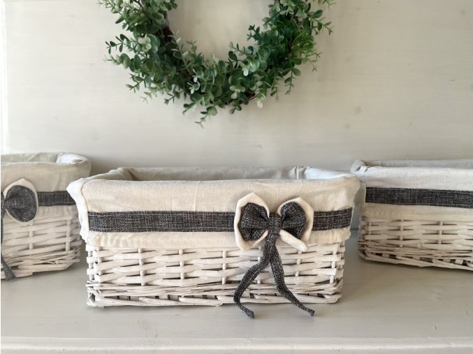 Proutěný bílý košík s mašlí 1