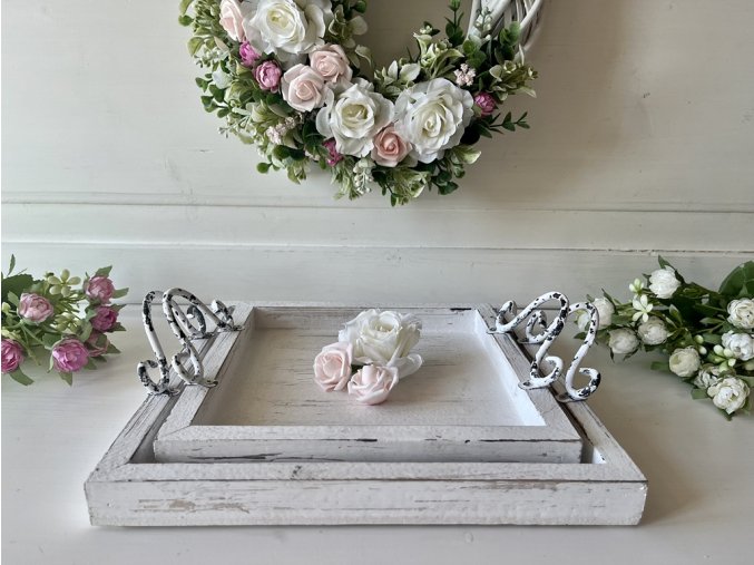 Bílý čtvercový podnos s uchy