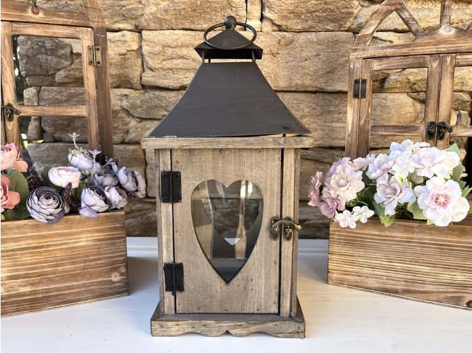 Dřevěná hnědá lucerna se srdcem