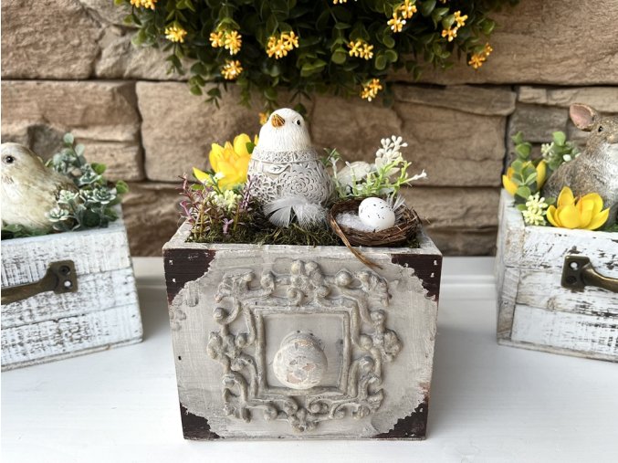 Dekorace ptáček v dřevěném šuplíku