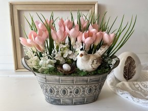 Jarní dekorace v plechové nádobě s růžovými krokusy 4