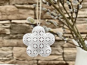 Zavesna dekorace bila kyticka