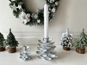 Bílý kovový svícen šiška