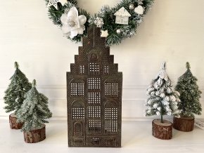 Kovový svícen domek