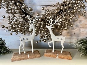 Dekorace jelen na dřevěném podstavci