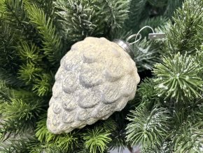 Krémová vánoční ozdoba ve tvaru šišky s patinou 2