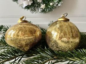 Zlatá skleněná vánoční ozdoba s popraskáním