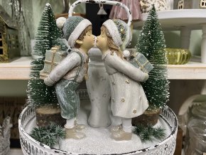 Vánoční dekorace děti s dárky dávající si pusu