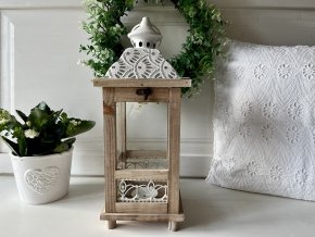 Dřevěná lucerna s bílým zdobením 2