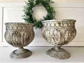 Kovová dekorační nádoba na noze