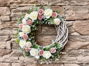 Jarní věnec s pryskyřníky a růžemi 6