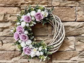 Jarní věnec s fialkovými růžemi