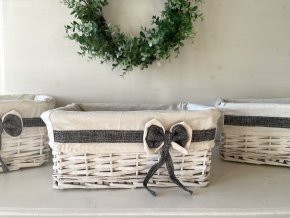 Proutěný bílý košík s mašlí 1