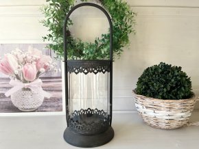 Černá kovová lucerna