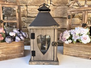 Dřevěná hnědá lucerna se srdcem