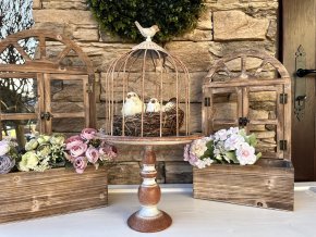 Hnědá kovová klec na noze