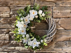 Jarní věnec s narcisky a bílými růžičkami 2