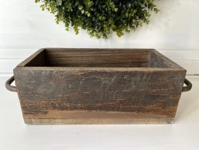 Dřevěná bedýnka s kovovými uchy