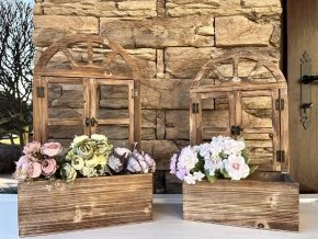 Dřevěné okno s truhlíkem