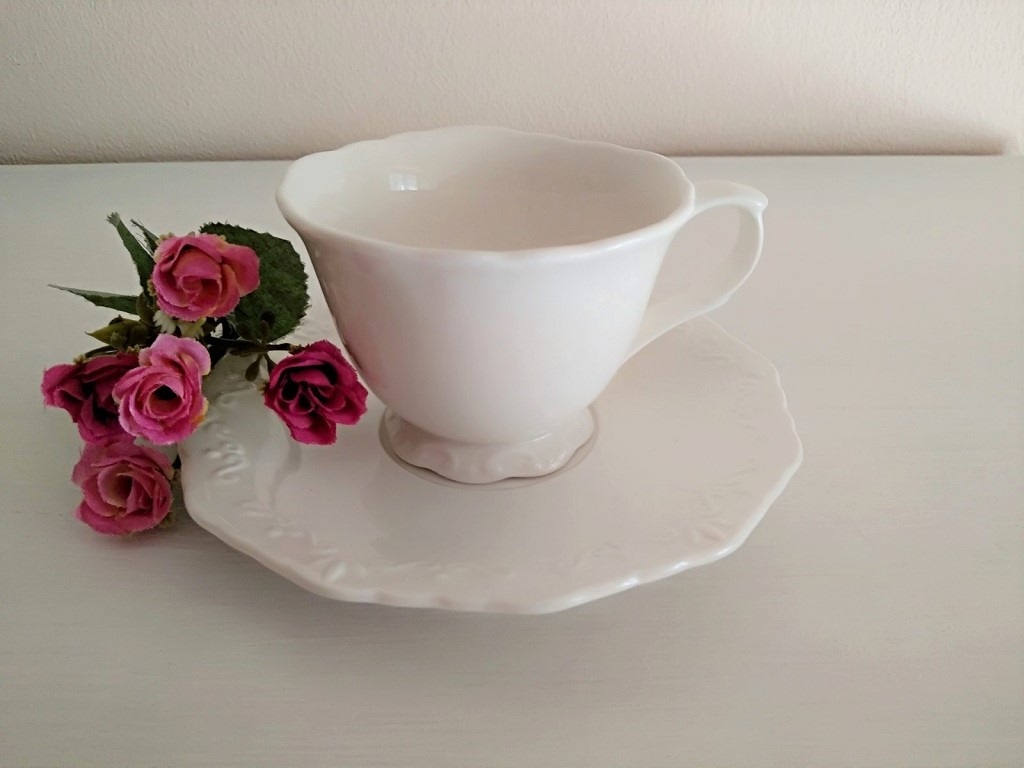 Chic Antique Porcelánový šálek s podšálkem na kávu s krajkou Provence