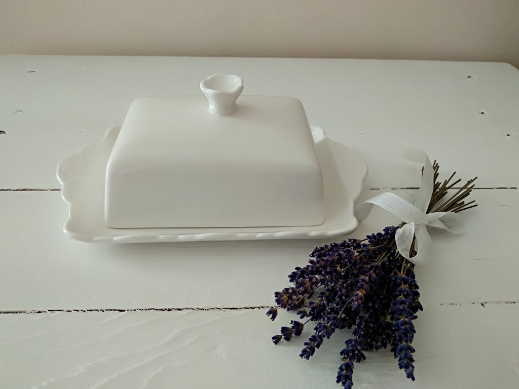 Chic Antique Porcelánová máslenka s krajkou Provence