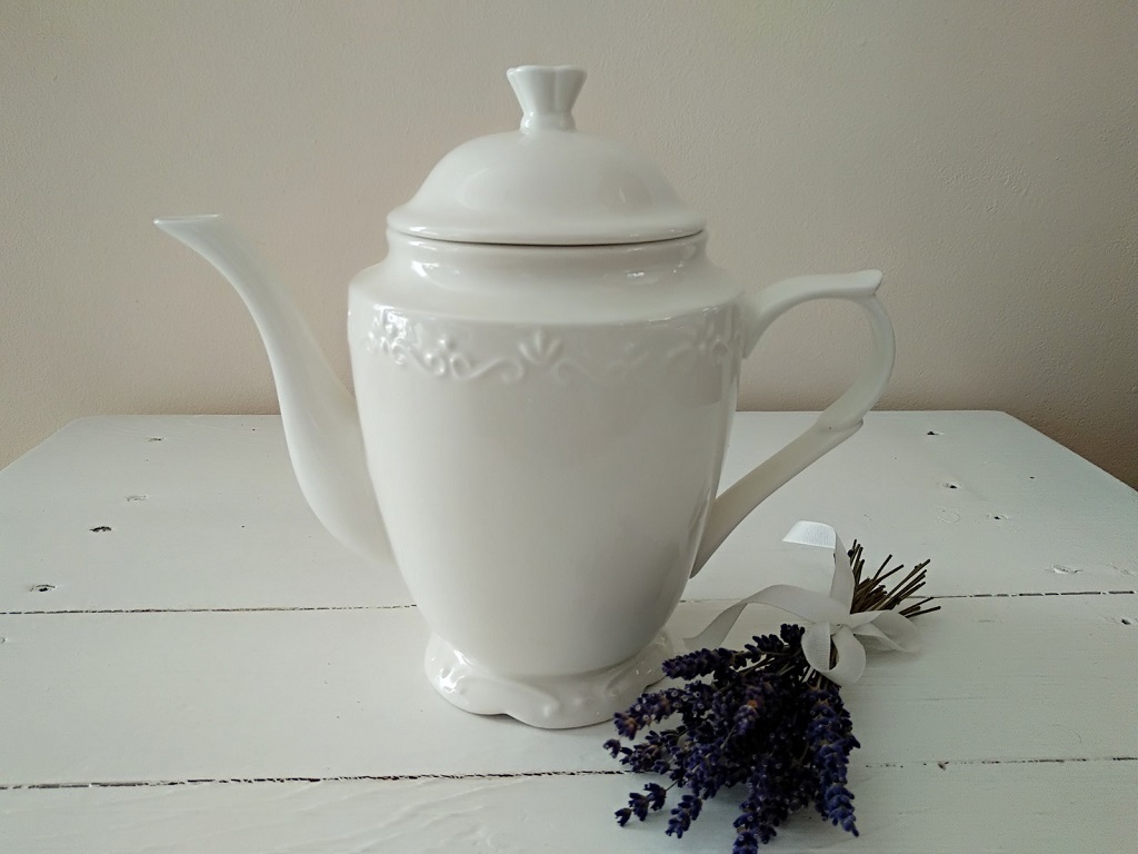 Chic Antique Porcelánová čajová konvice Provence s krajkou