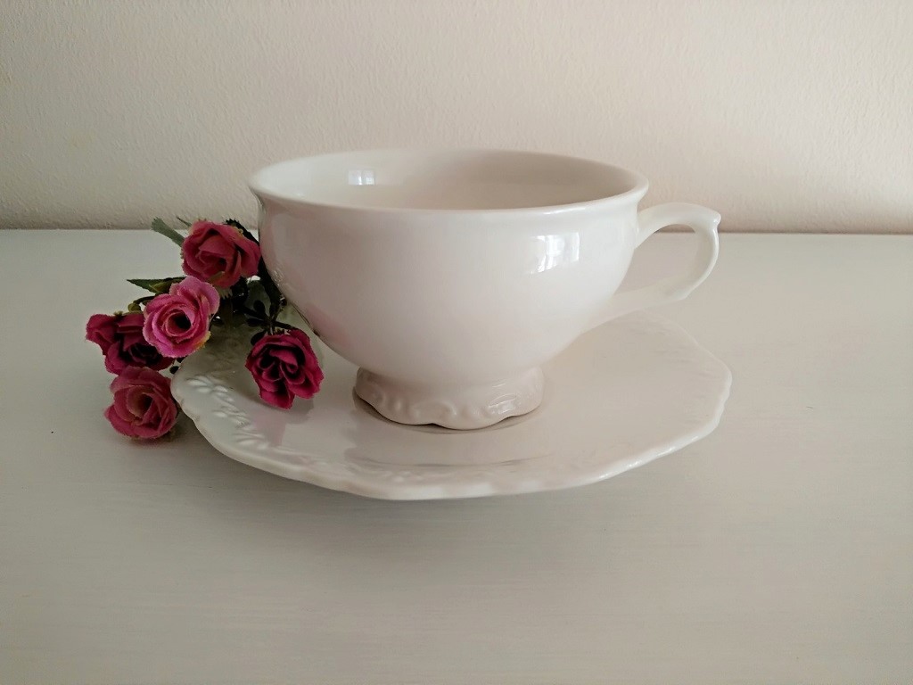 Chic Antique Porcelánový šálek s podšálkem na čaj s krajkou Provence