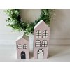 Dřevěné růžové domečky s bílou střechou 1