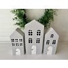 Dřevěné šedé domečky s bílou střechou 3