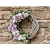 Jarní věnec s fialkovými růžemi