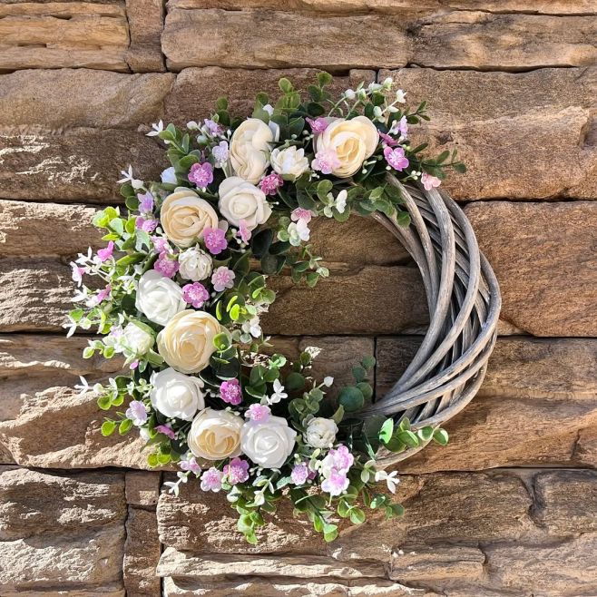 NA PRODEJ pro milovnice něžné krásy - se smetanovými pryskyřníky, bílými růžičkami a gypsophilou.🌺😉...