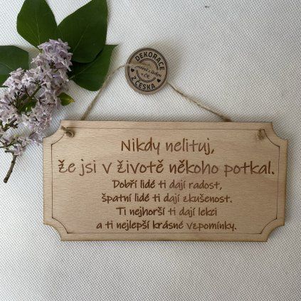Dřevěná cedulka Nikdy nelituj