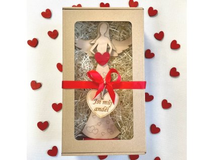 dřevěný anděl se srdíčky