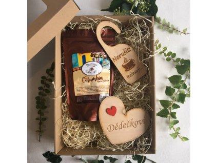 Dárková sada pro dědečka: Výběrová káva 250 g +Visačka na dveře +Dřevěné srdce Dědečkovi