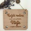 Dřevěná cedulka Každá rodina má svůj příběh