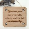 Cedulka s citátem Život se nemá