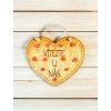 Dřevěné srdce s nápisem "Vítejte u nás"