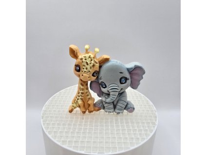 Detailne vypracované postavičky žirafy a slona v priateľskom objatí, vhodné pre detské oslavy.