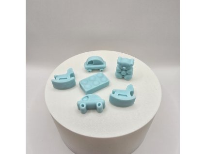 Sada svetlomodrých ozdôb: autíčka, hojdacie koníky, macko a lego kocka.