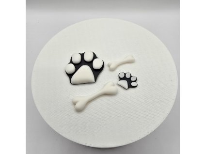 Čierno-biely set ozdôb na tortu pre psa, psie labky a biele kostičky.