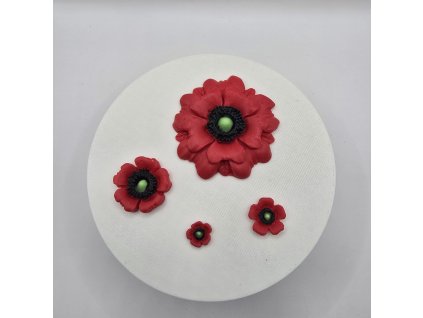 Štyri červené dekoračné kvety pripomínajúce maky s čiernym stredom a zelenou perličkou.