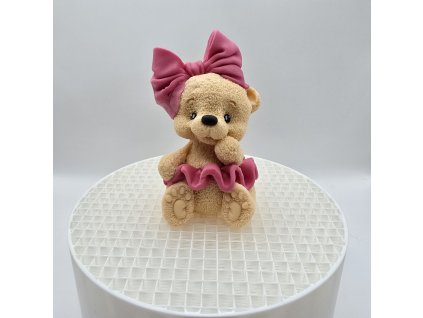 Figúrka na tortu – béžový macík s veľkou ružovou mašľou a sukničkou.