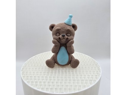 Roztomilá figúrka macíka s modrou narodeninovou čiapočkou na detskú tortu.